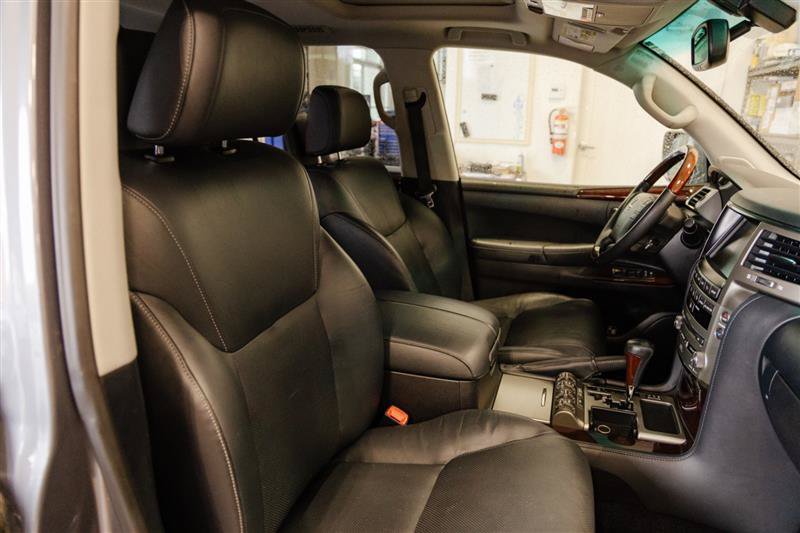 Used 2015 Lexus LX 570 4WD w/ Luxury Package image 29
