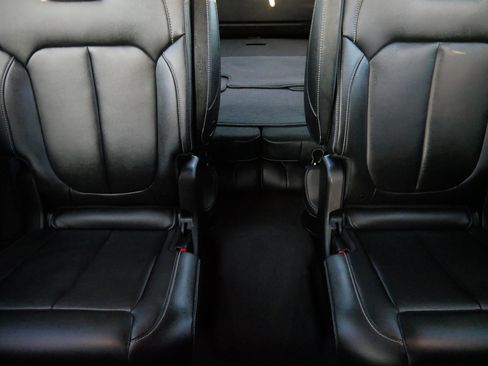 Used 2024 Jeep Grand Cherokee L Limited w/ Black Appearance Package image 14