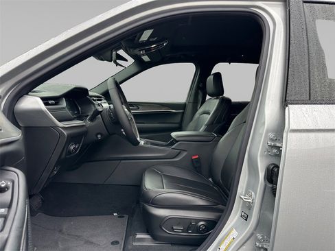 New 2025 Jeep Grand Cherokee Limited w/ Luxury Tech Group II image 11