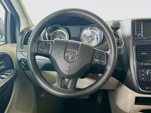 Used 2019 Dodge Grand Caravan SE w/ UConnect Hands-Free Group image 17