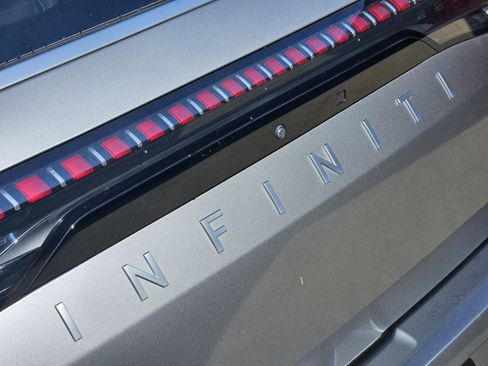 Used 2025 INFINITI QX80 Sensory image 8