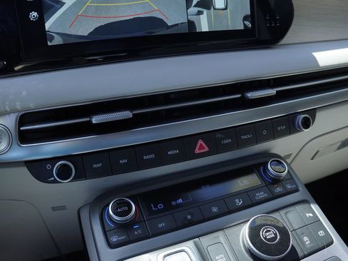 Used 2023 Hyundai Palisade Limited FWD image 17