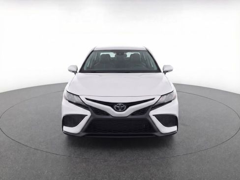 Used 2023 Toyota Camry SE image 2