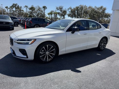 Certified 2022 Volvo S60 B5 Momentum w/ Premium Package image 6