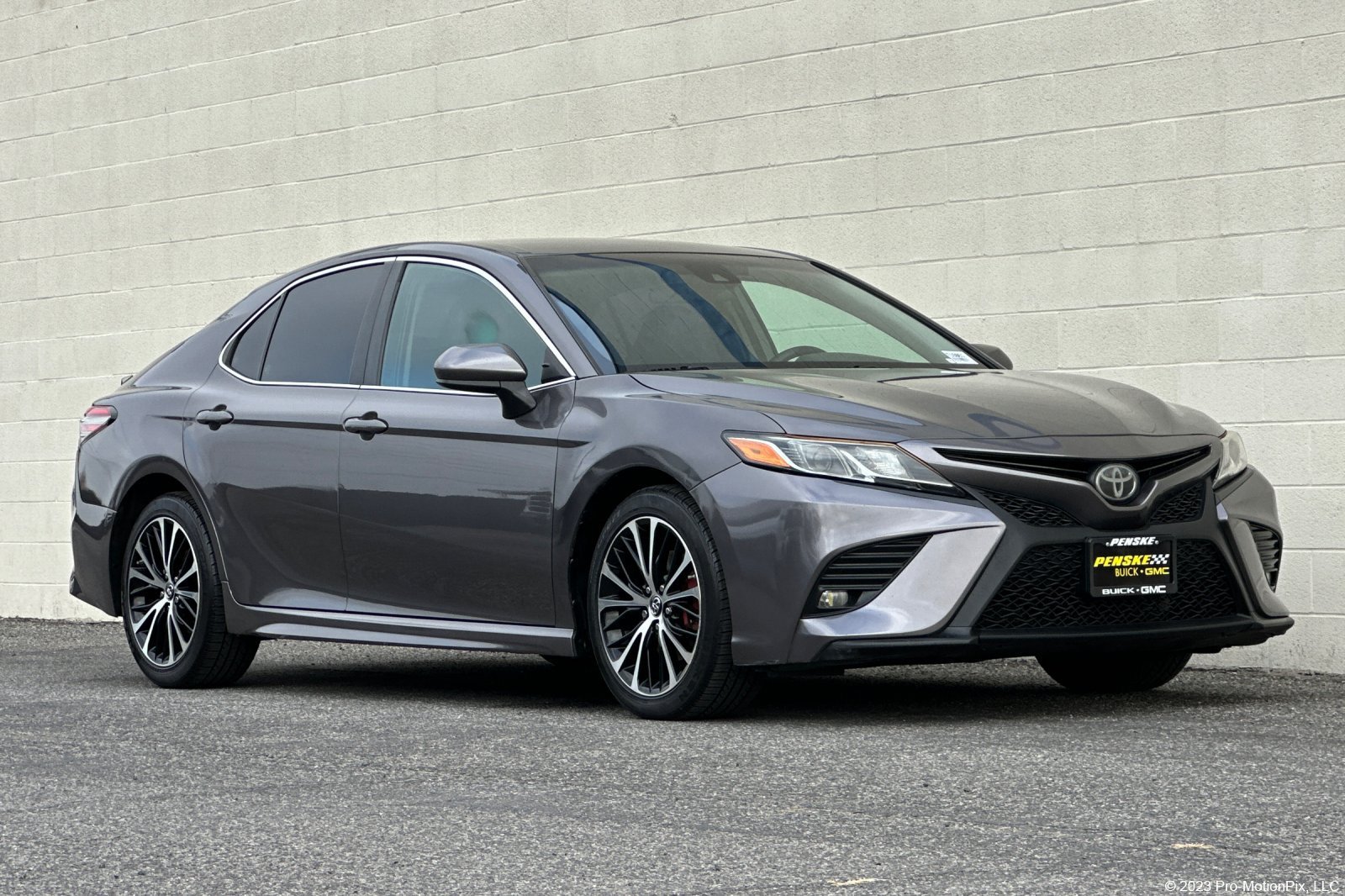 Used 2018 Toyota Camry SE FWD image 1