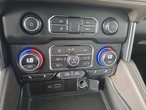 Used 2021 Chevrolet Suburban LT AWD/4WD image 20