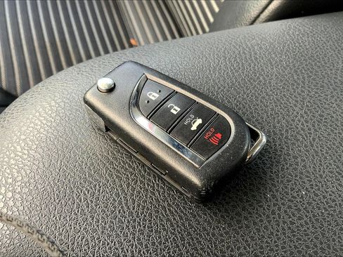 Used 2021 Toyota Camry SE image 11