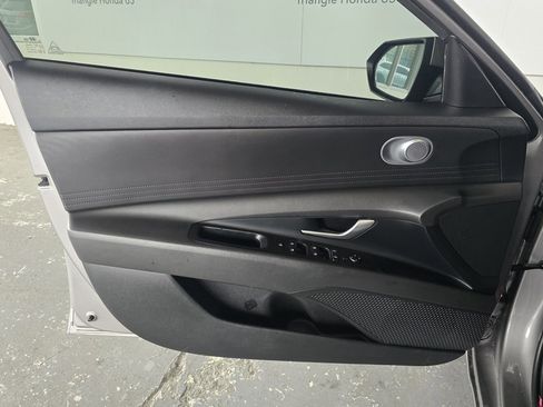 Used 2023 Hyundai Elantra SE image 8