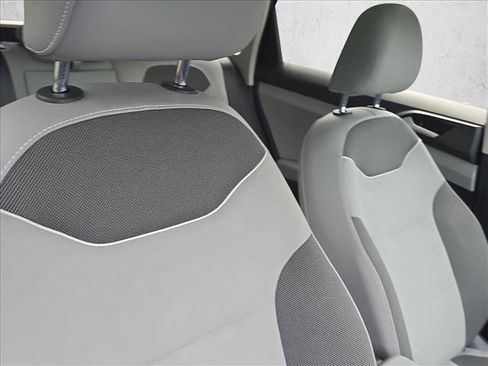 Used 2023 Volkswagen Taos SE w/ Panoramic Sunroof Package FWD image 26