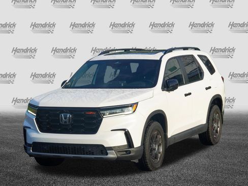 Used 2025 Honda Pilot TrailSport image 5