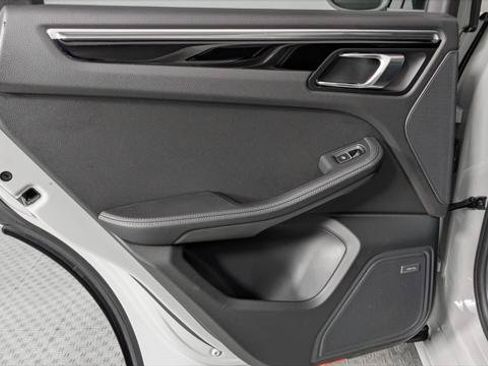 Used 2019 Porsche Macan AWD/4WD image 16