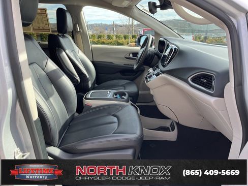 Used 2024 Chrysler Pacifica Touring-L image 25