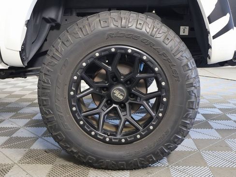 Used 2022 Toyota Tacoma TRD Sport w/ Technology Package RWD image 16