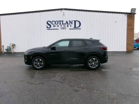 Used 2025 Chevrolet Blazer LT FWD image 1