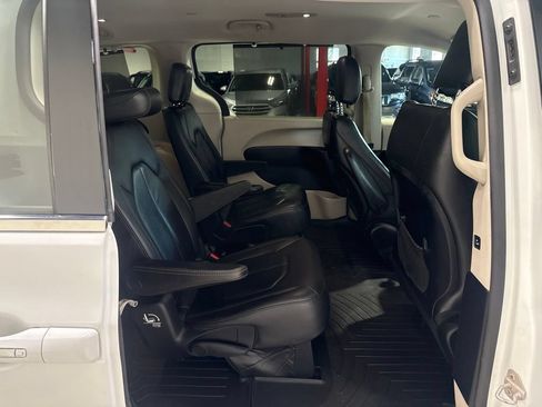 Used 2017 Chrysler Pacifica Touring-L FWD image 37