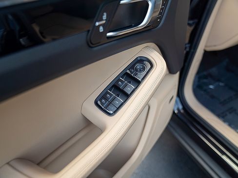 Certified 2026 Porsche Macan AWD/4WD image 18