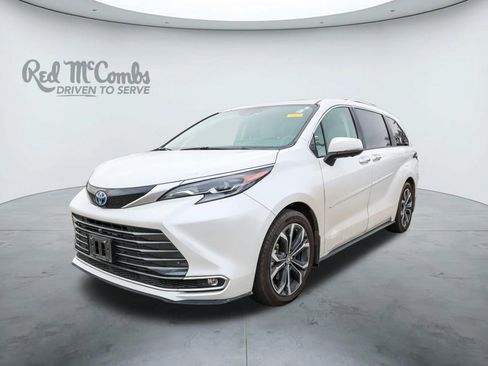 Used 2025 Toyota Sienna Platinum image 1