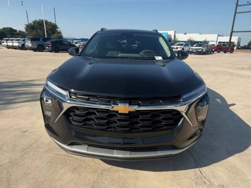 Used 2025 Chevrolet Trax LT FWD image 3