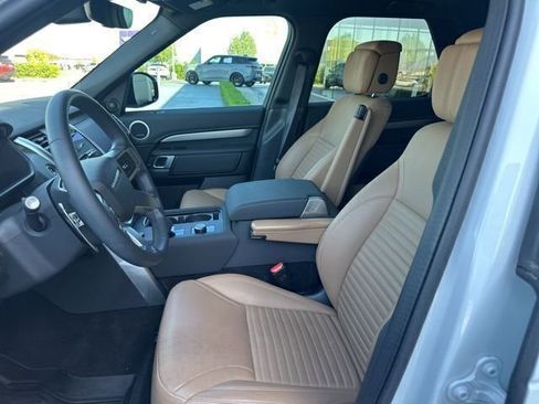 Used 2025 Land Rover Discovery Dynamic SE image 9