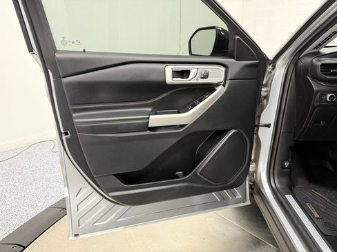 Used 2021 Ford Explorer Limited w/ Equipment Group 301A image 9
