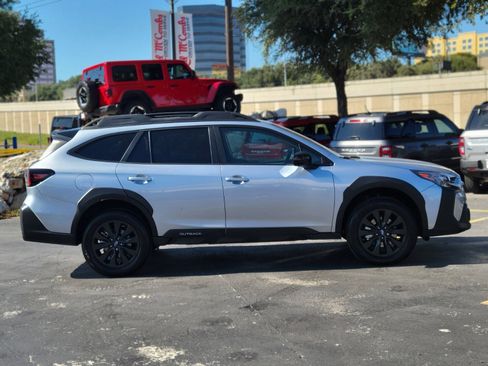 Used 2025 Subaru Outback Onyx Edition image 2
