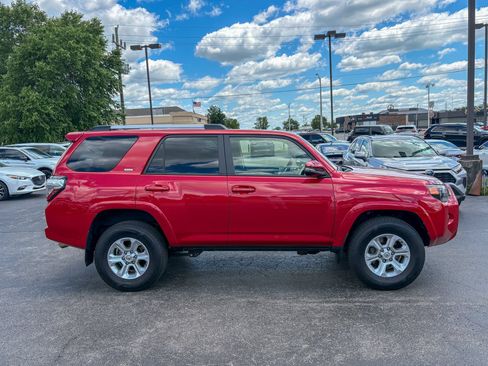Used 2022 Toyota 4Runner SR5 Premium w/ Moonroof Package AWD/4WD image 18