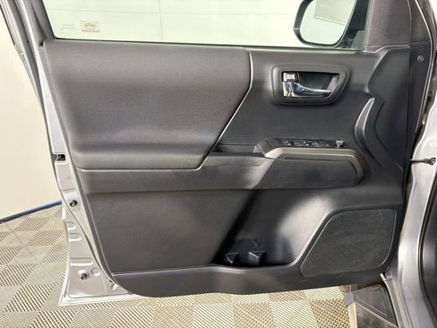 Used 2018 Toyota Tacoma TRD Sport image 11