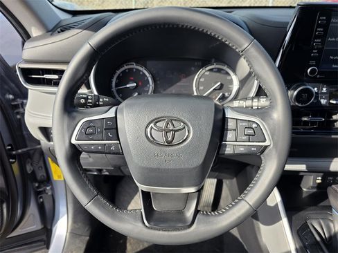 Used 2022 Toyota Highlander XLE image 16