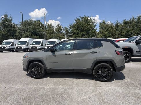 Used 2024 Jeep Compass Latitude w/ Convenience Group AWD/4WD image 4