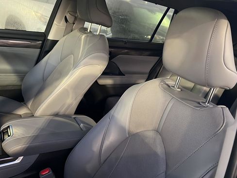Used 2024 Toyota Highlander Limited image 32