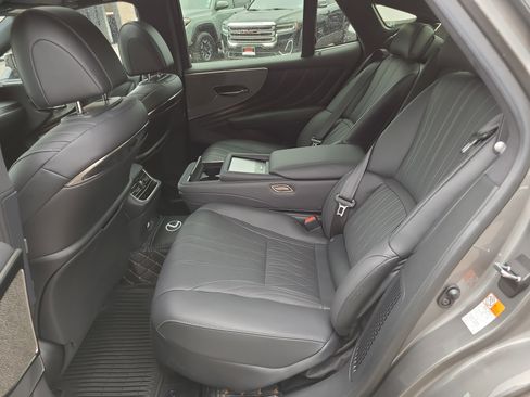 Used 2022 Lexus LS 500h AWD w/ Luxury Package image 30