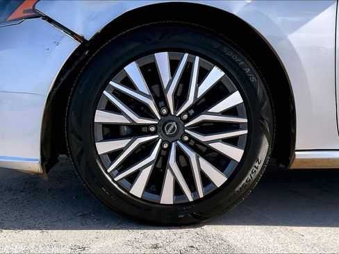 Used 2024 Nissan Altima 2.5 SV FWD image 8