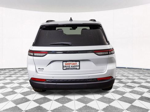 New 2025 Jeep Grand Cherokee Altitude image 9