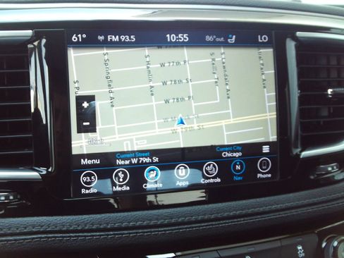 Used 2019 Chrysler Pacifica Limited w/ Tire & Wheel Group FWD image 16