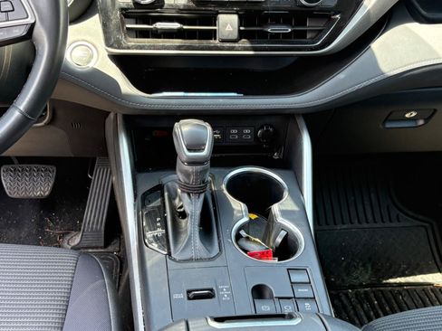 Used 2024 Toyota Highlander LE FWD image 19