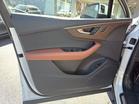 Used 2025 Audi Q7 Premium w/ Convenience Package image 15
