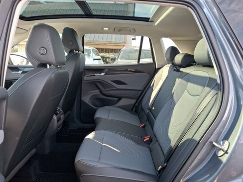 Certified 2025 Volkswagen Tiguan SE image 10