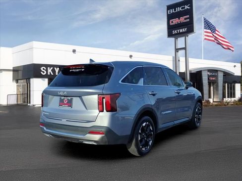 Used 2024 Kia Sorento S image 4