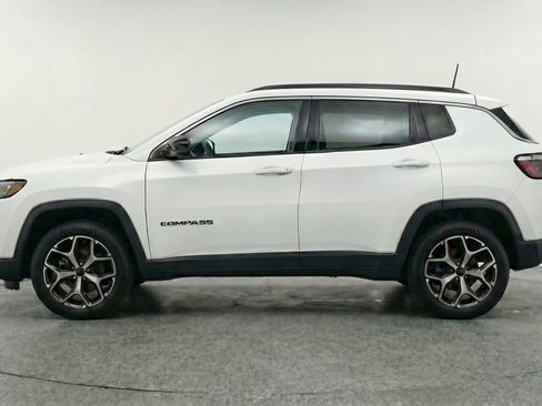 Used 2025 Jeep Compass Latitude AWD/4WD image 5