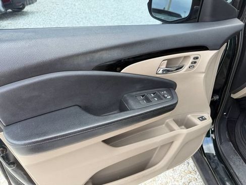 Used 2018 Honda Pilot Touring image 12
