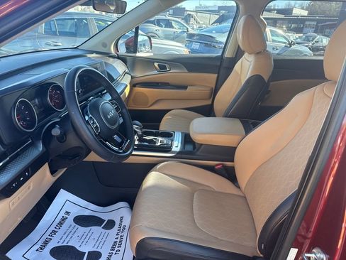 Used 2023 Kia Carnival LX image 9