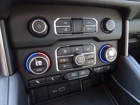 Used 2022 Chevrolet Tahoe Z71 w/ Luxury Package image 21