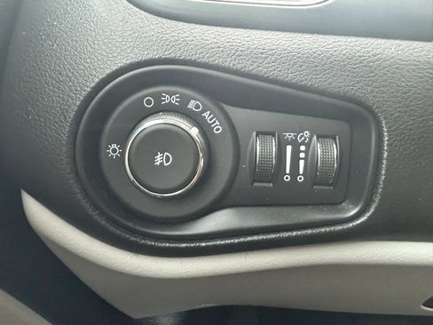 Used 2018 Jeep Renegade Limited w/ UConnect 8.4 Nav Group FWD image 18