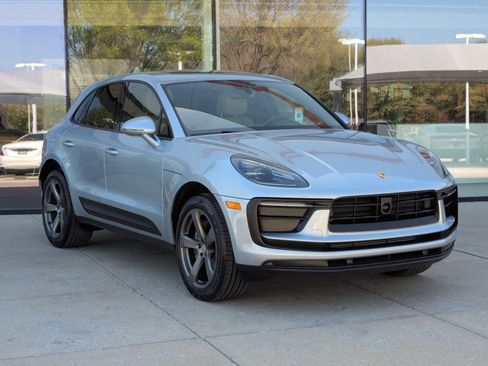 Certified 2025 Porsche Macan image 7