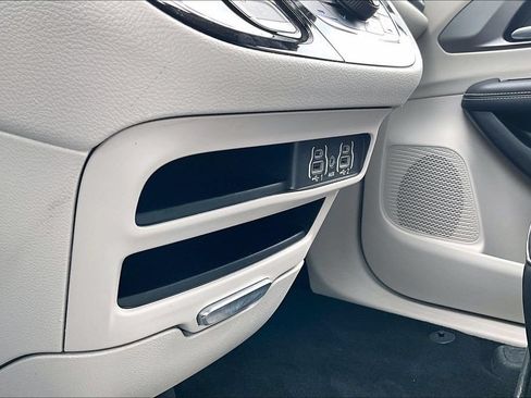 Used 2024 Chrysler Pacifica Touring-L FWD image 16