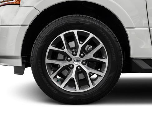 Used 2017 Ford Expedition EL XLT w/ Equipment Group 202A AWD/4WD image 9