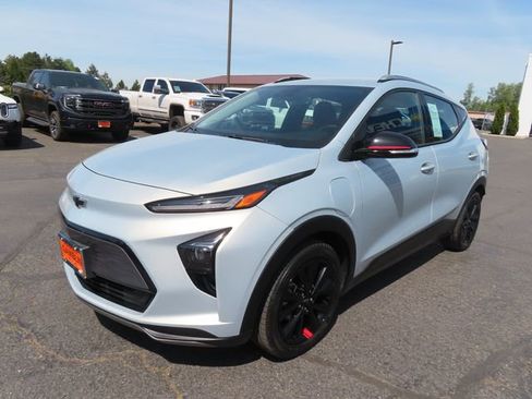 Used 2023 Chevrolet Bolt EUV LT w/ Convenience Package FWD image 3