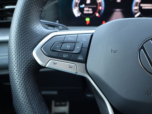 Certified 2025 Volkswagen Tiguan SE R-Line image 15