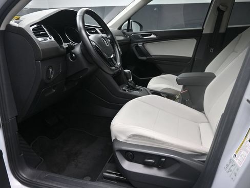 Used 2018 Volkswagen Tiguan SE FWD image 17