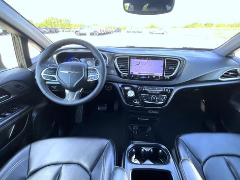 Used 2025 Chrysler Pacifica Select FWD image 13